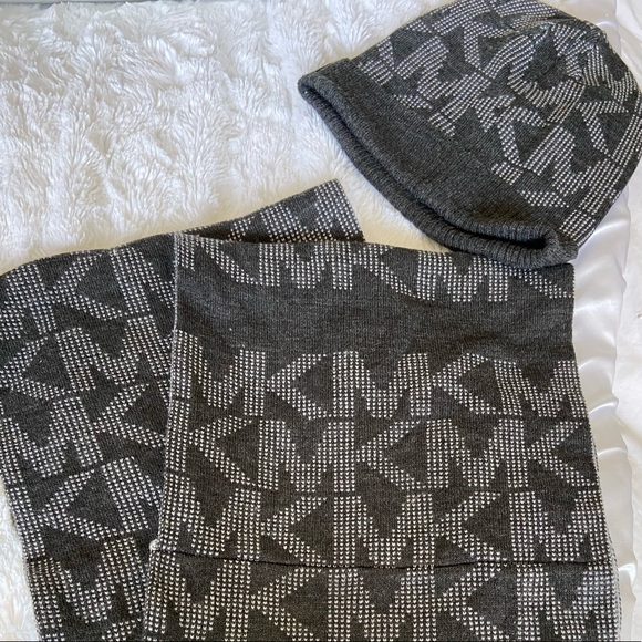 Michael Kors infinite scarf with matching beanie - Picture 1 of 5